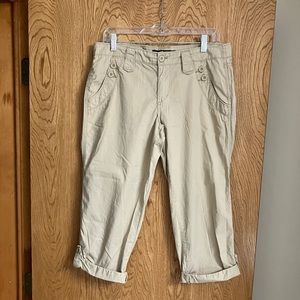 🧵Calvin Klein Khaki Capri Pants Size 6